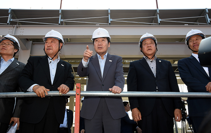 Prime Minister Lee Nak-yon (center) visits the construction site of the PyeongChang Olympic Stadium, where the opening and closing ceremonies for the PyeongChang 2018 Olympic and Paralympic Winter Games will take place, in Gangwon-do on June 15.